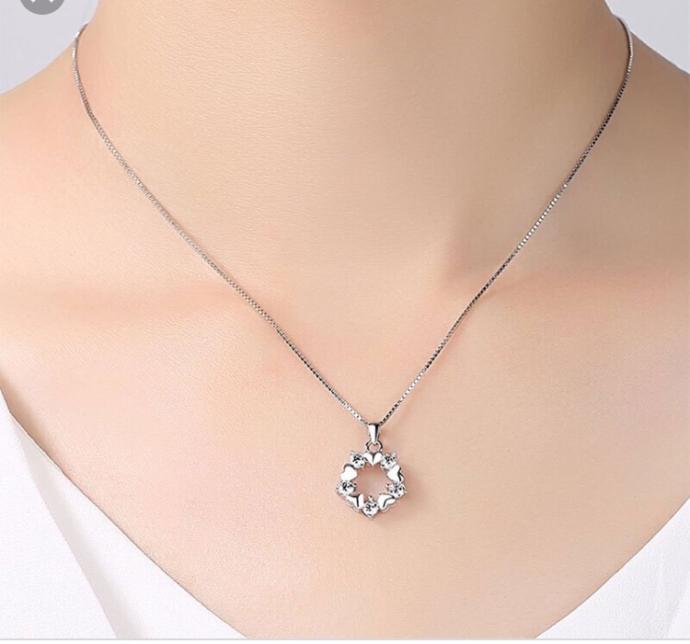 Which necklace is pretty?