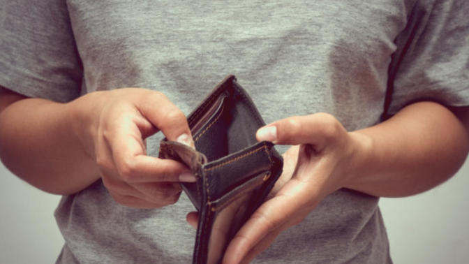 Should people even try to date if they are broke?