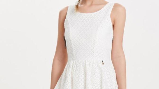 If a girl wears a white sundress to a date, does that come across as odd?
