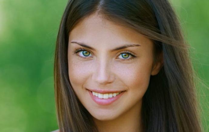 Green or light blue eyes?