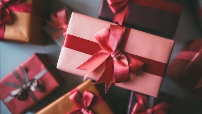 Ladies: what are some good gift ideas for a female friend?