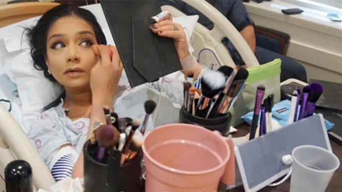 What do you think of women who put on make up before entering the delivery room ?