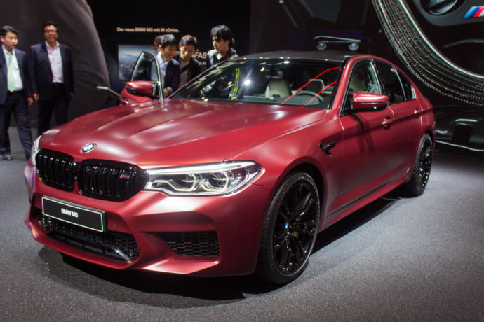 What would you choose?A range rover ?or a BMW M760/M5?