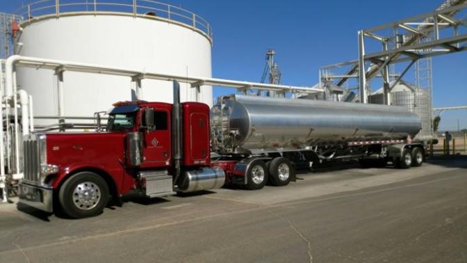 How far does the average person thinks it takes to stop a semi in perfect conditions?