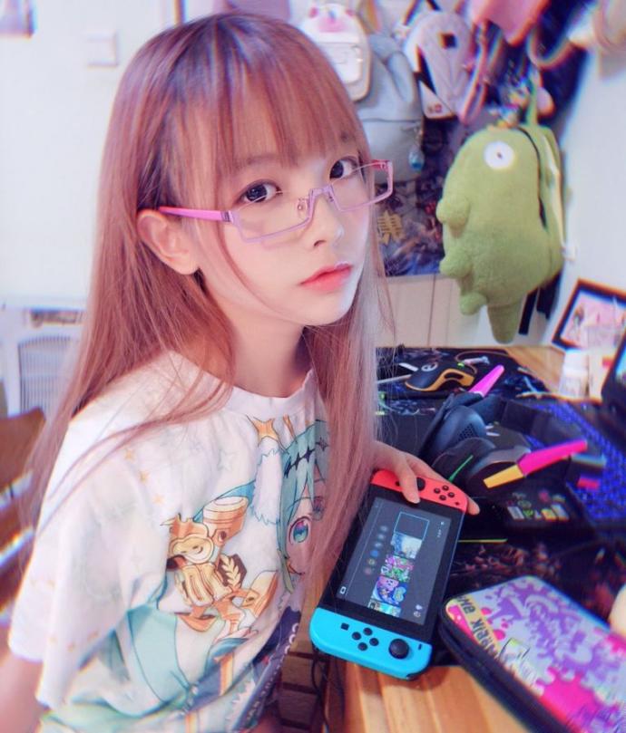 Which Nintendo switch Asian girl would you date Gray or Neon?