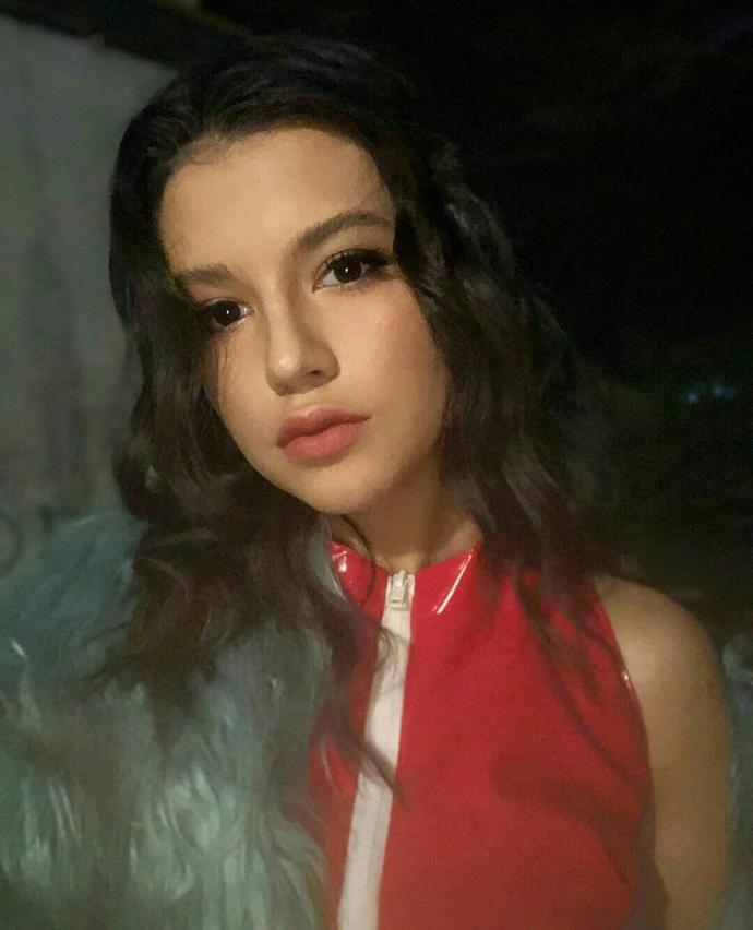 Which extremely hot girl is more sexy?
