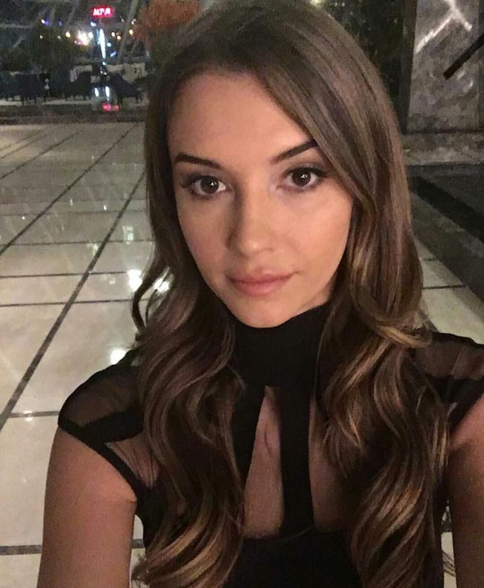 Which extremely hot girl is more sexy?