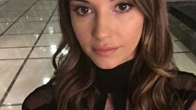 Which extremely hot girl is more sexy?