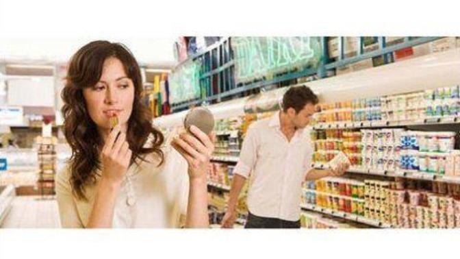 What are the differences between men and women when they are checking out someone?