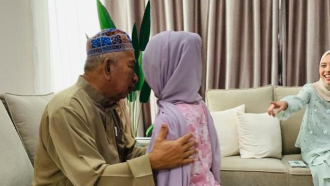This is muslim tradition On eid. This is me asking forgiveness from my dad if ever done anything wrong. What is ur tradition on ur celebration?