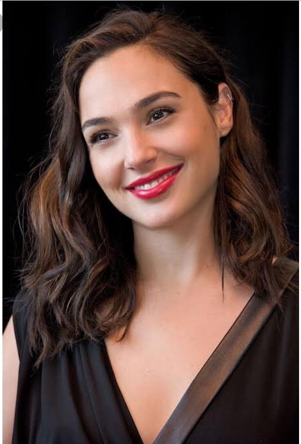 Who is better looking? Alexandra Daddario or Gal Gadot? 