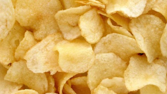 What's your go-to way to close a chip bag? Are you a crumpler or a folder?