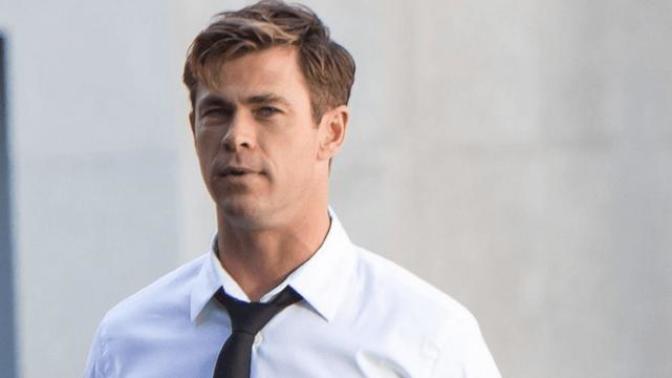 Why does Chris Hemsworth look so LAME without a beard?