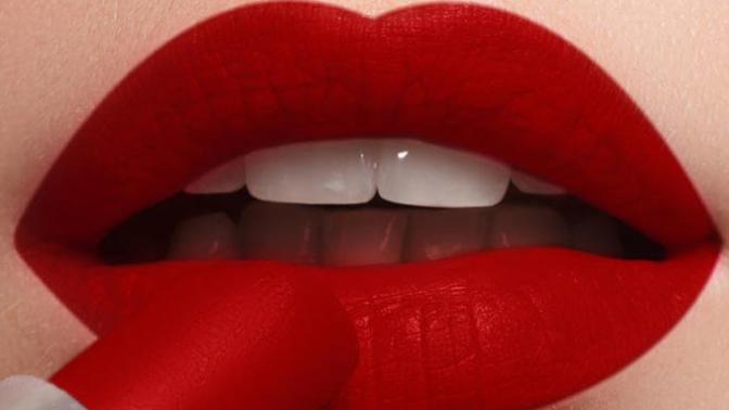 Guys, what colour lipstick would you like a girl to wear on a first date (dinner date)?