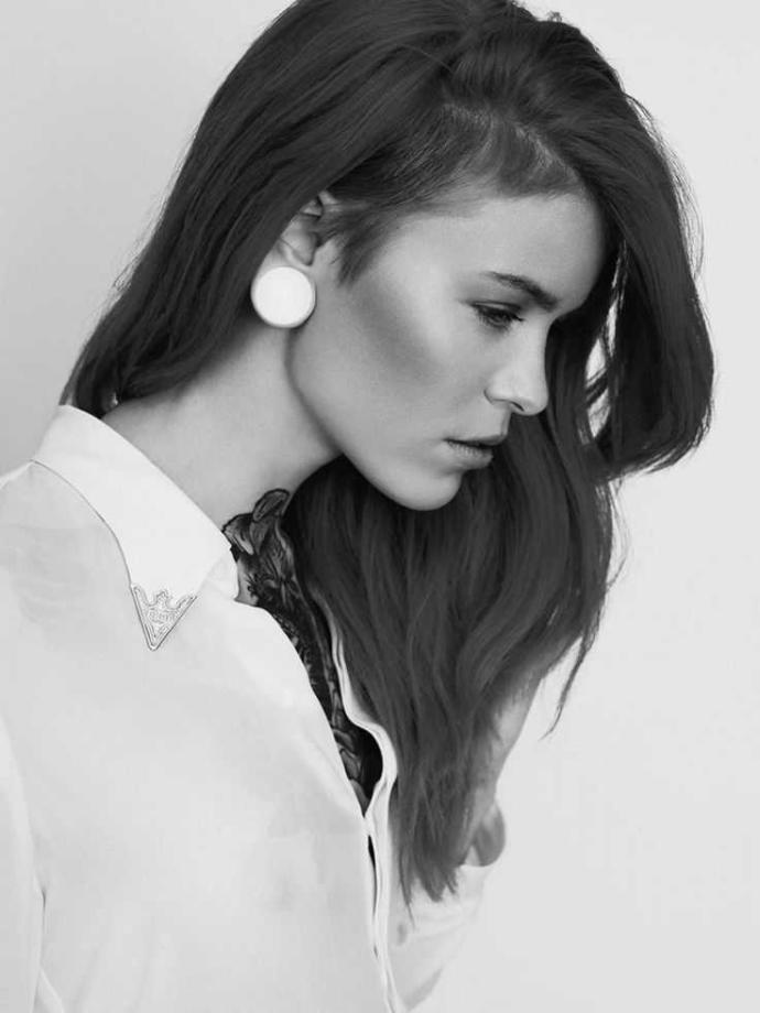 Is her hair layered or wavy?