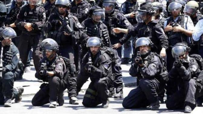 Can I become a police officer in the US?