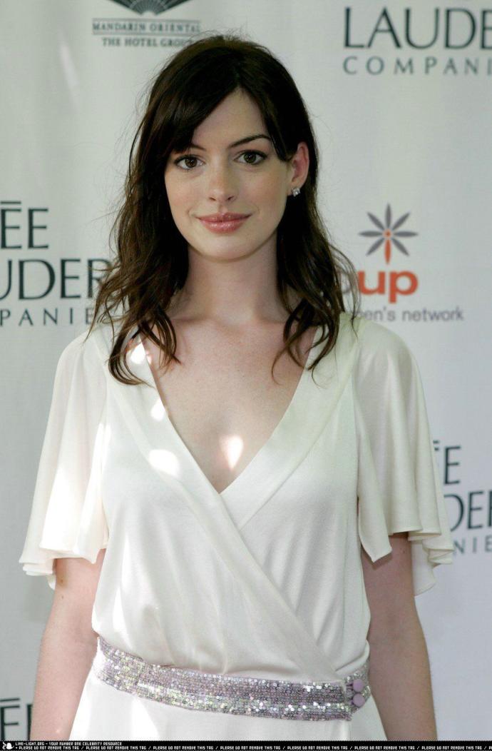 Who is hotter? Anne Hathaway  or Jessica Alba?