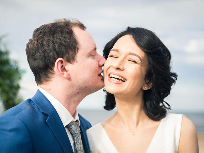 Do you think that if a woman is nearly 10 years older than the man, that is a big age gap?