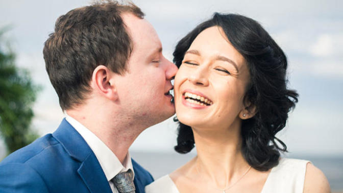 Do you think that if a woman is nearly 10 years older than the man, that is a big age gap?