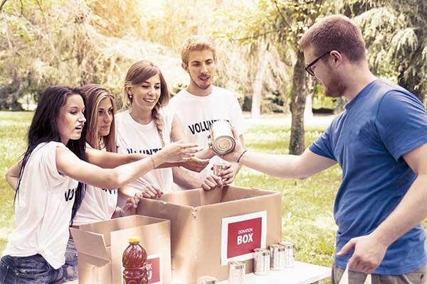 Do people have a moral responsibility to help others?