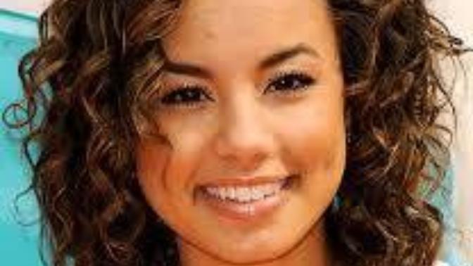 Does curly hair look good on round faces?