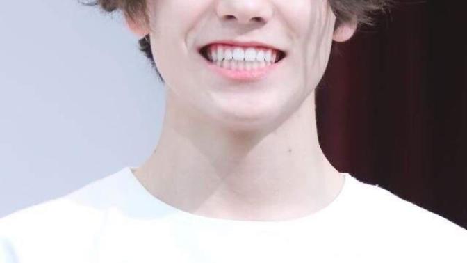 Do you girls like middle part bangs hairstyle on guys?