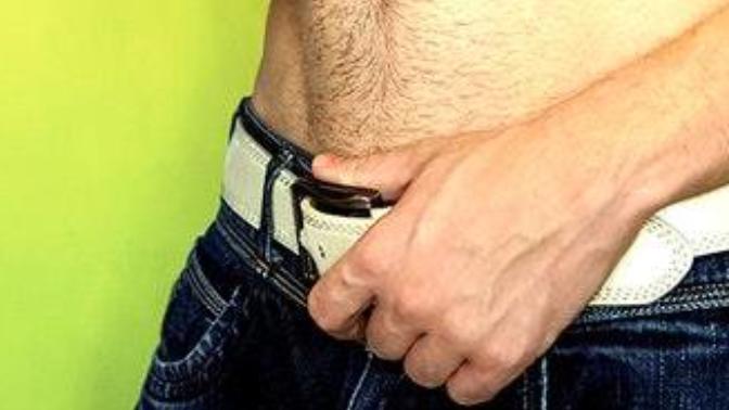 Is it courteous for a guy to spray his abdomen on a first date if he plans on getting oral sex with the girl, or is it presumptuous? or appreciated?