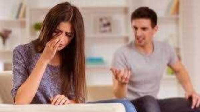 How do I get my girlfriend trying to spend time with me instead of the other way around?