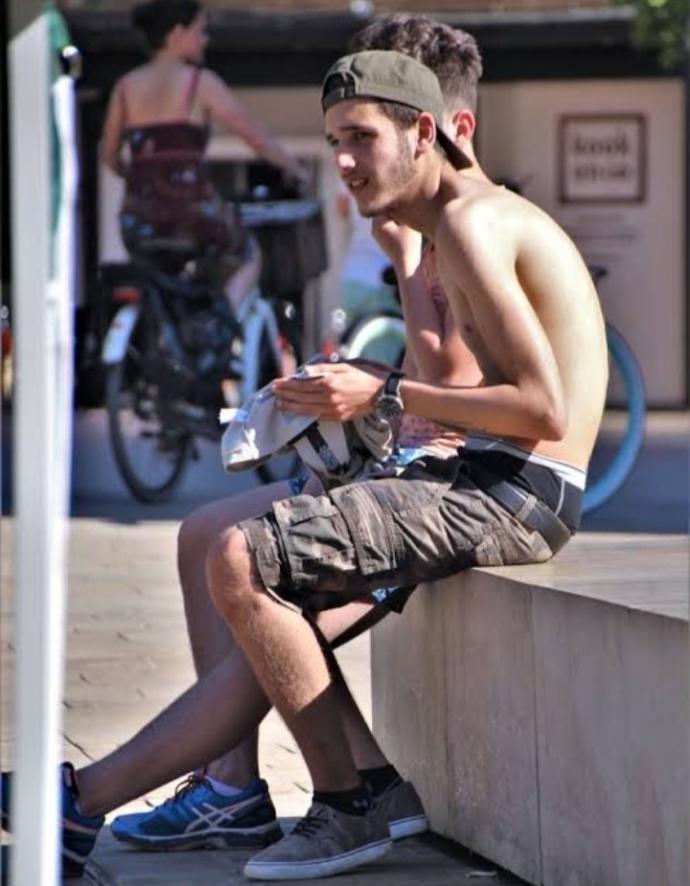 Girls, do you prefer dad bod or skinny guys??
