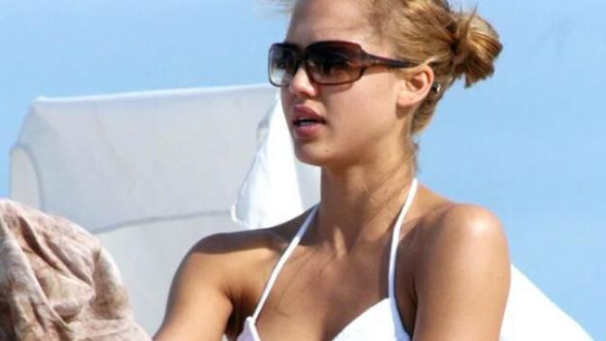 Scarlett Johansson or Jessica Alba - Who do you think has the better bikini body?