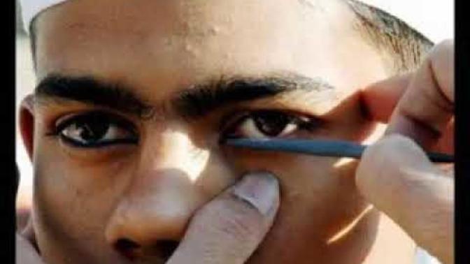 Why do muslims use surma in their undereye region?