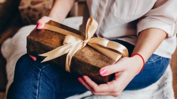 Girls, what should I do with a gift bought before the breakup?