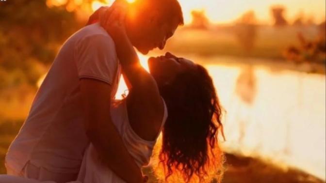 Do you like romantic movies? Any scene you remember? What do you think make romantic or romcom movies good ones?