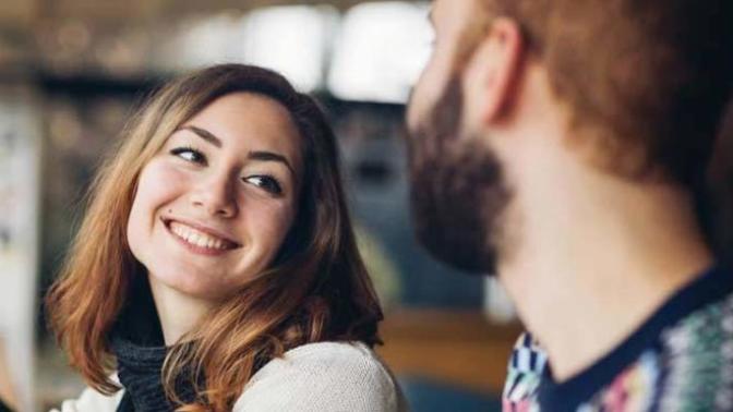 What are the signs that a woman wants to kiss you?