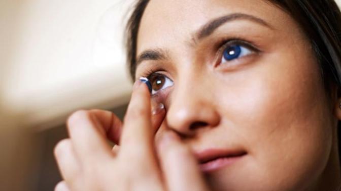 Can a different eye color make a person more attractive?