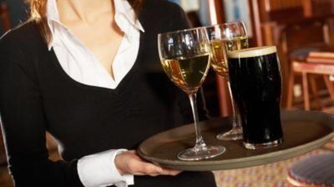 Server gives pregnant customer virgin cocktails when she ordered alcoholic. Who's in the wrong?