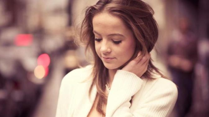 If a guy reschedules a first date with you days in advance would that upset you?
