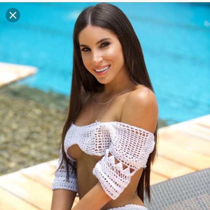 Which insta model is better looking overall?