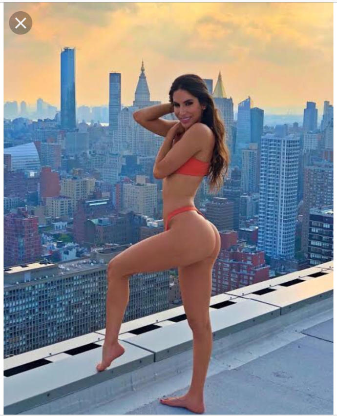 Which insta model is better looking overall?
