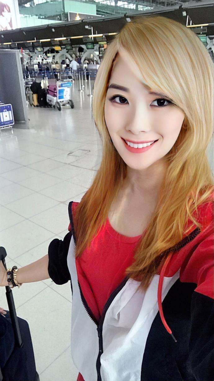 Do you think blonde hair look good on me?