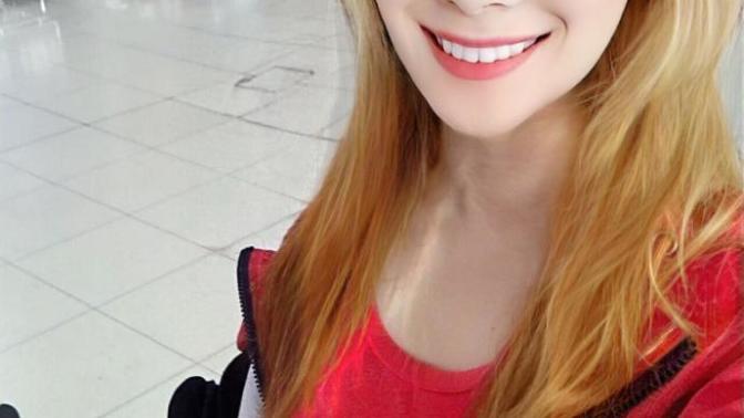 Do you think blonde hair look good on me?