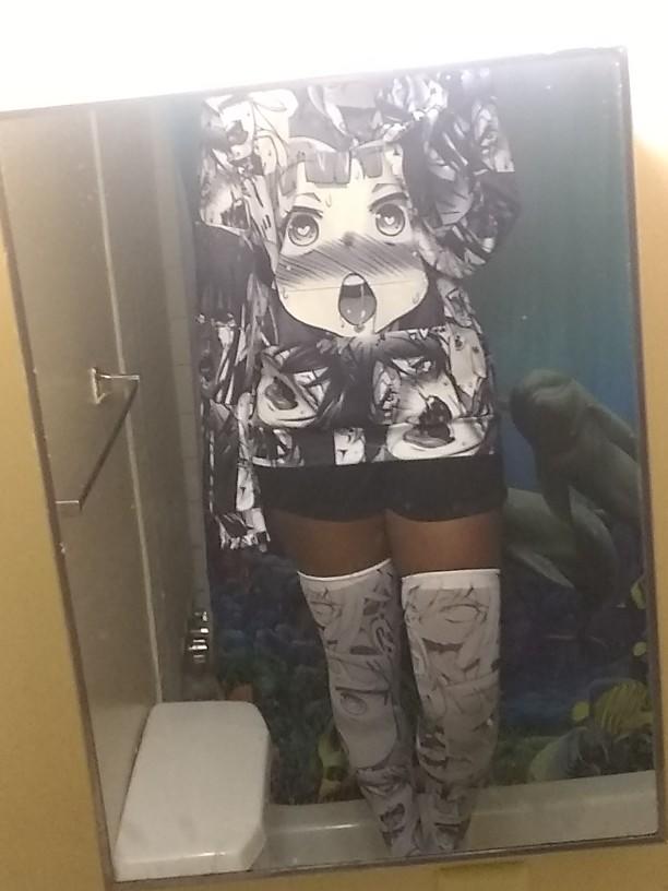 What does thís outfit say?