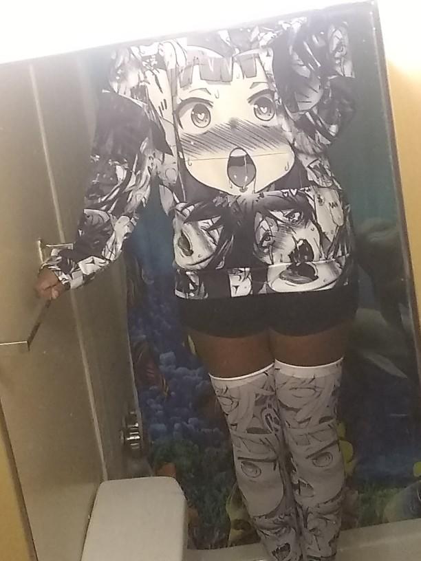 What does thís outfit say?