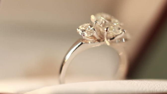 If I propose, is it acceptable to not buy a diamond ring?