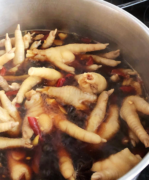 Anybody likes to eat chicken feet? Do you think in the pic is delicious?
