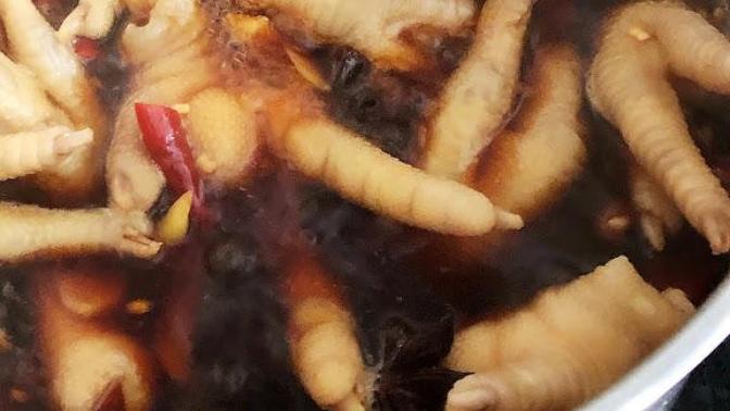 Anybody likes to eat chicken feet? Do you think in the pic is delicious?
