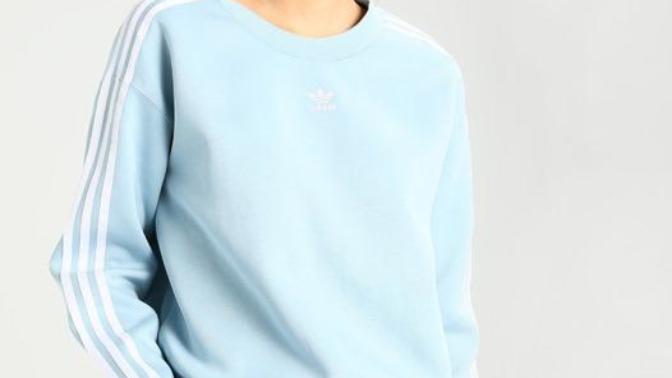 Guys, what do you think of girls who wear innocent baby color clothing?