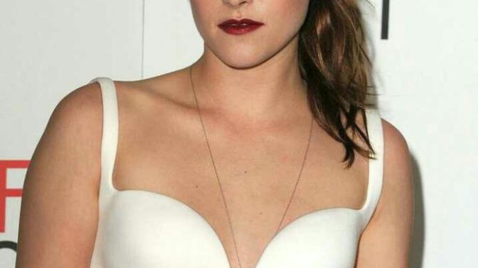 Whom do you think has boyish looks and body?