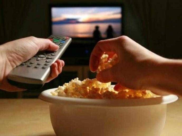 Does eating food while watching a tv show/movie make it more enjoyable?