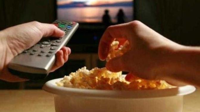 Does eating food while watching a tv show/movie make it more enjoyable?